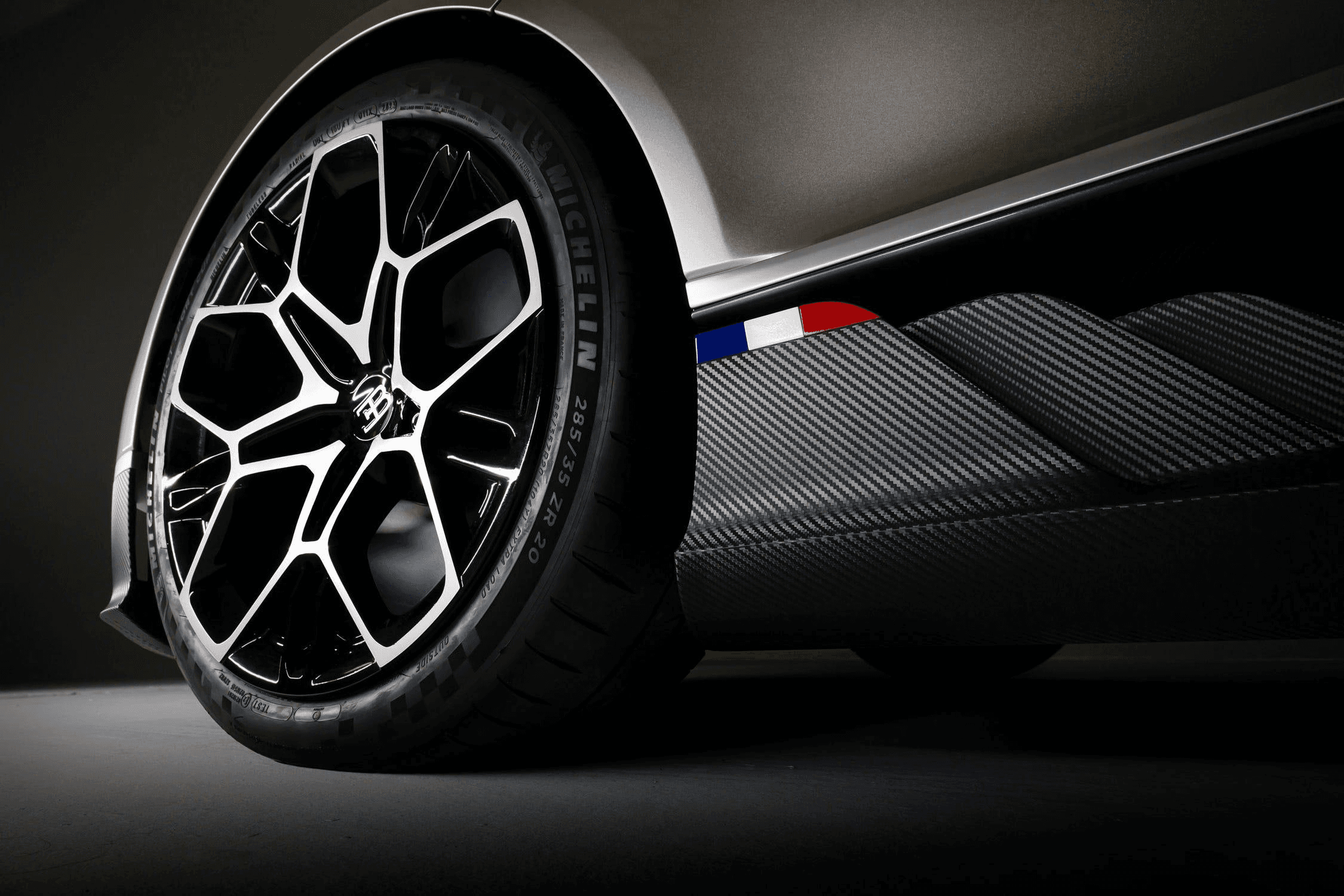 Колесо Bugatti и деталь кузова из углеволокна
